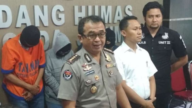 Polisi memperlihatkan tiga pasangan suami-istri yang tergabung dalam grup seks bebas di Markas Polda Jawa Timur, Surabaya, pada Senin, 16 April 2018.