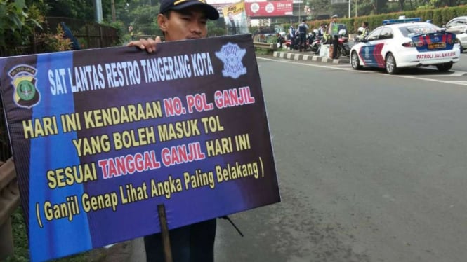Petugas Lakukan Sosialisasi Ganjil Genap di Tol Tangerang.