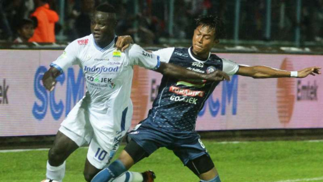 Striker Persib Bandung, Ezechiel N'Douassel (kiri).
