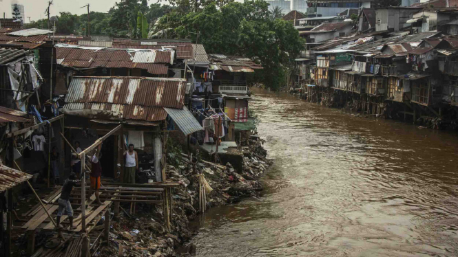 Warga membangun kembali rumahnya yang berada di bantaran sungai Ciliwung, kawasan Manggarai, Jakarta