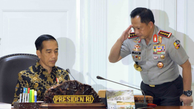 Kapolri Jenderal Pol Tito Karnavian (kanan) memberi hormat kapada Presiden Joko Widodo (kiri)