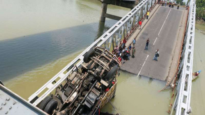 Jembatan yang ambruk di Tuban, jawa Timur.