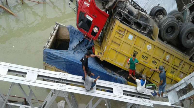 Jembatan yang ambruk di Tuban, jawa Timur.