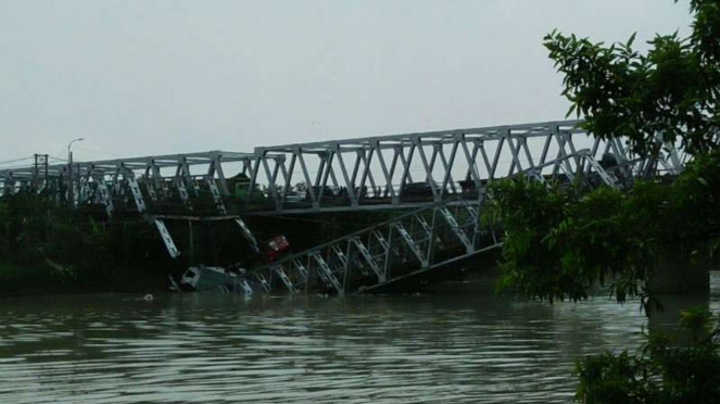 Jembatan yang ambruk di Tuban, jawa Timur.