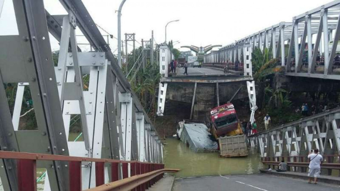 Jembatan yang ambruk di Tuban, Jawa Timur