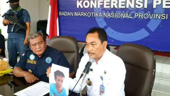 BNN Provinsi Jawa Tengah menunjukkan pelaku dan barang bukti kasus peredaran sabu-sabu jaringan Cilacap di Semarang pada Selasa, 17 April 2018.