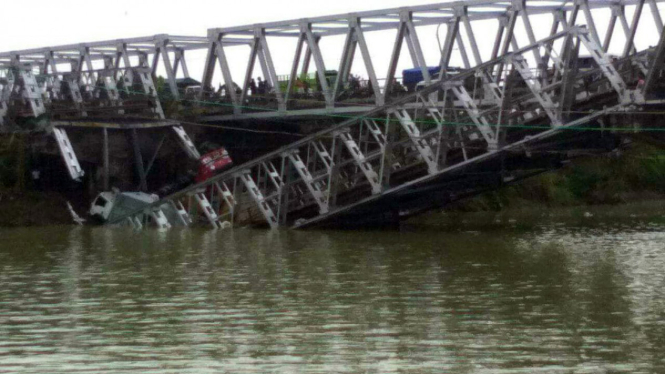 Jembatan nasional patah dan ambruk di aliran Sungai Bengawan Solo, Tuban