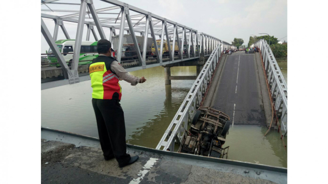 Jembatan nasional patah dan ambruk di aliran Sungai Bengawan Solo, Tuban