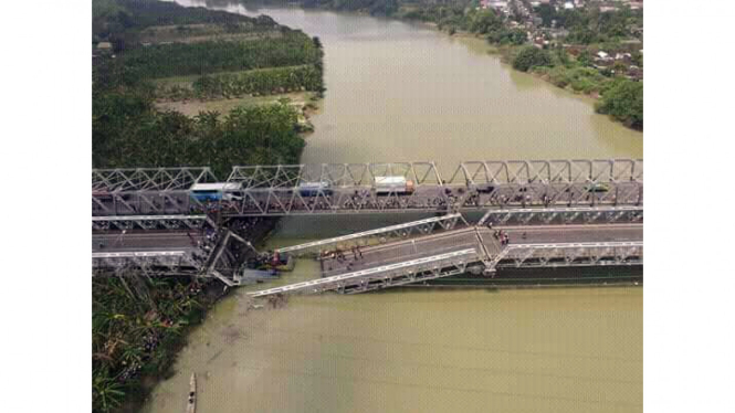 Jembatan nasional patah dan ambruk di aliran Sungai Bengawan Solo, Tuban