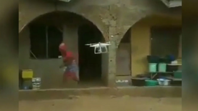 Seorang ibu takut drone.