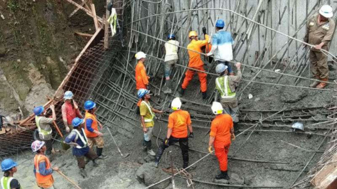 Material proyek tol di Desa Tumaluntung, Kabupaten Minahasa Utara, Sulawesi Utara, dilaporkan ambruk pada Selasa, 17 April 2018.