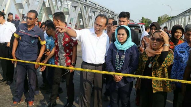 Calon wakil gubernur Jawa Timur, Puti Guntur Soekarno, mendatangi lokasi jembatan yang ambruk di Kecamatan Widang, Kabupaten Tuban, pada Selasa, 17 April 2018.