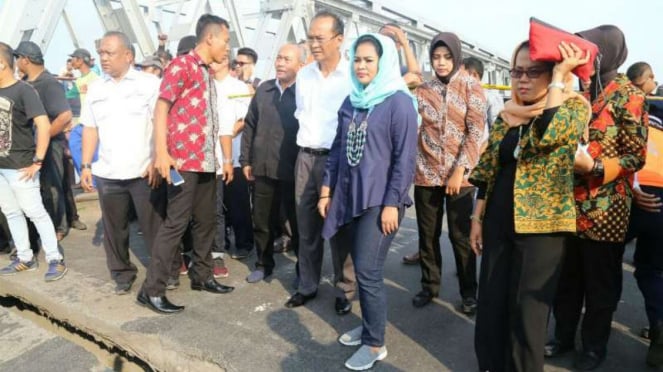 Puti Soekarno Cek Lokasi Jembatan Ambruk di Tuban