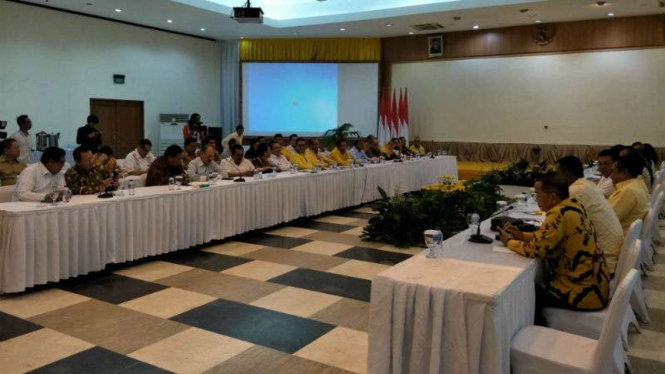 Para petinggi Partai Golkar menggelar rapat tertutup bersama Dewan Pakar partai politik itu di Jakarta pada Selasa malam, 17 April 2018.