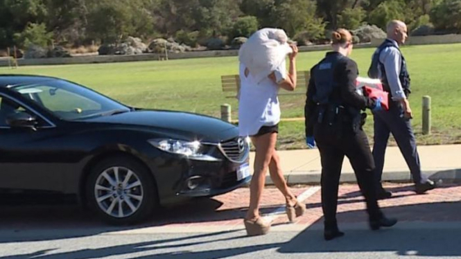 Petugas dari Satuan tugas polisi Australia Barat (WA) Mirzam menangkap seorang perempuan