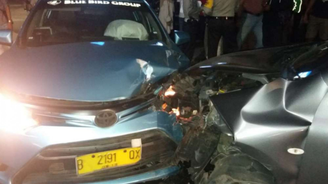 Taksi dan Mobil Nissan terlibat adu banteng di jalan Cikajang, Kebayoran Baru.