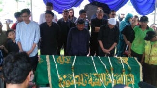Pemakaman Deddy Sutomo Diiringi Hujan Deras