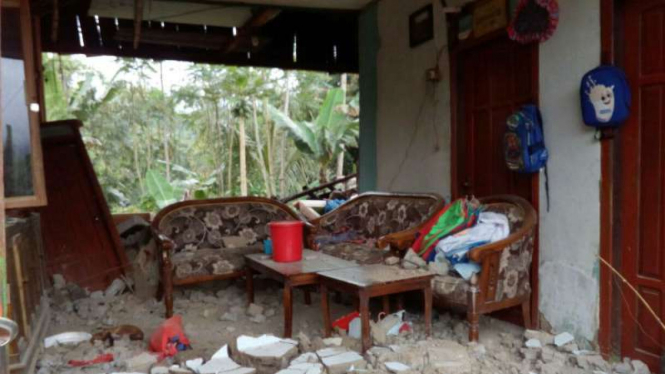 Bangunan rumah di Banjarnegara rusak akibat guncangan gempa.