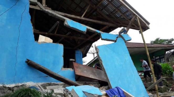 Bangunan rumah di Banjarnegara rusak akibat guncangan gempa.