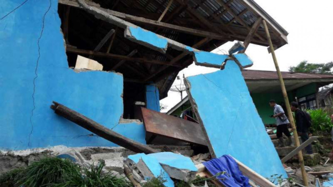 Bangunan rusak akibat gempa di Banjarnegara, Jawa Tengah, Rabu, 18 April 2018.