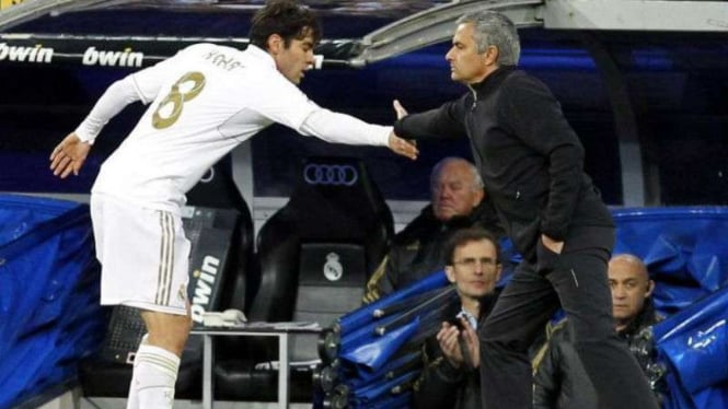 Eks pilar Real Madrid, Kaka bersalaman dengan Jose Mourinho.