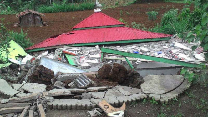 Musala roboh akibat gempa Banjarnegara, Rabu 18 April 2018.