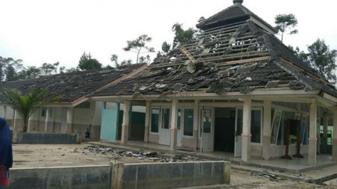 Sebuah bangunan musala rusak akibat bencana gempa bumi di Desa Kertosari, Dusun Kebakalan, Kecamatan Kalibening, Kabupaten Banjarnegara Jawa Tengah, pada Rabu, 18 April 2018.