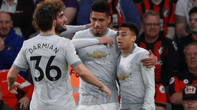 Pemain Manchester United rayakan gol Chris Smalling.