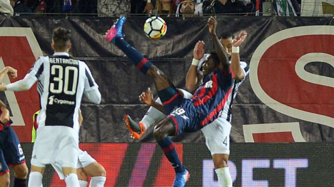 Tendangan salto penyerang Crotone, Simy, ke gawang Juventus.