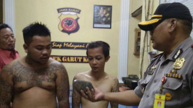 Dua pemuda mabuk perusak pos polisi di Garut.