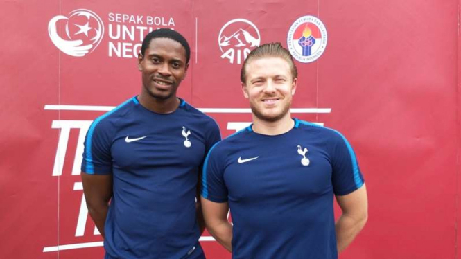 Global Coaching Team Tottenham Hotspur, Danny Mitchell dan Anton Blackwood.