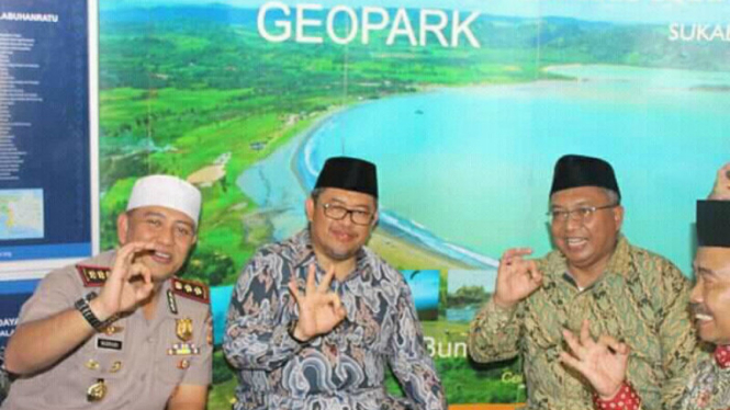 Kapolres Sukabumi, AKBP Nasriadi berpose seperti kampanye salah satu cagub