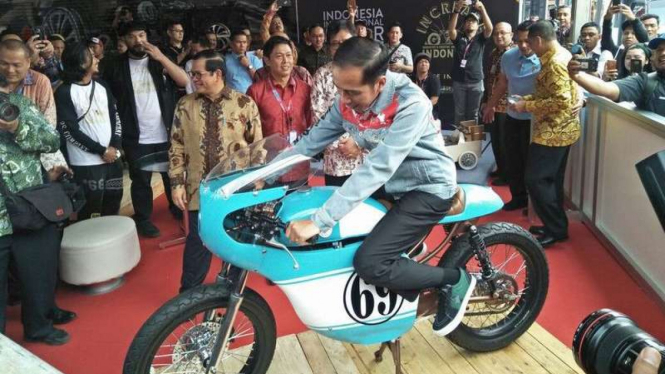 Presiden Jokowi saat menaiki motor kustom anaknya Gibran.