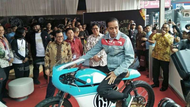Presiden Jokowi saat menaiki motor kustom anaknya Gibran.