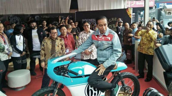 Presiden Jokowi saat menaiki motor custom anaknya Gibran.