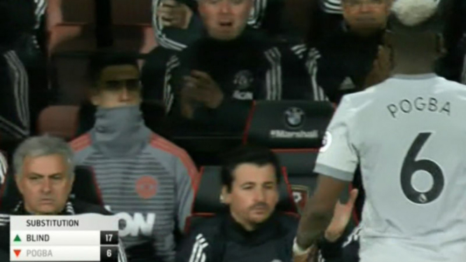 Ekspresi Jose Mourinho saat Pogba menuju bench
