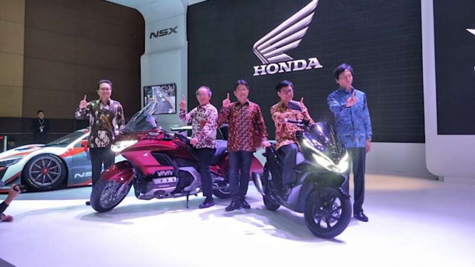 Honda luncurkan Goldwing dan PCX Hybrid di IIMS 2018