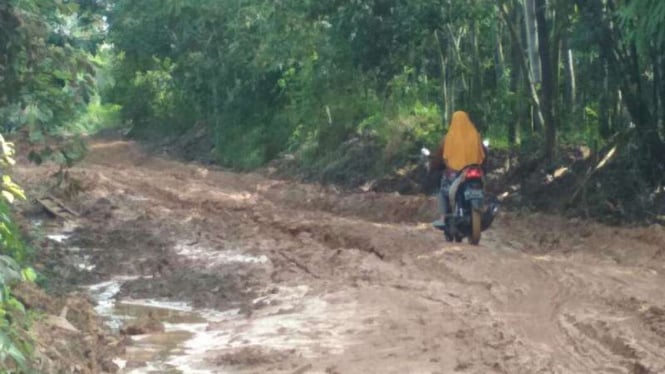 Kerusakan jalan di Talang Kepuh, Kecamatan Gandus, Kota Palembang, yang masuk dalam rencana perbaikan pada tahun 2018.
