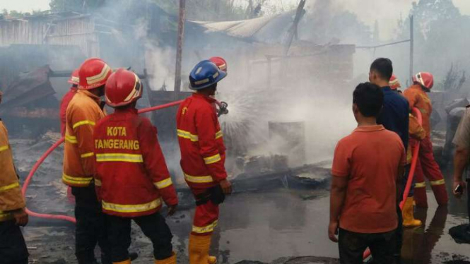 Sebuah gudang penyimpanan tiner atau cairan untuk campuran cat di Kota Tangerang, Banten, meledak hingga kobaran api yang dahsyat dan asap yang pekat pada Kamis sore, 19 April 2018.