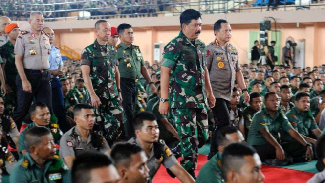 Kepala Polri Jenderal Tito Karnavian dan Panglima TNI Marsekal Hadi Tjahjanto memberi pengarahan kepada para prajurit di Stadion Harapan Bangsa, Banda Aceh, pada Kamis, 19 April 2018.