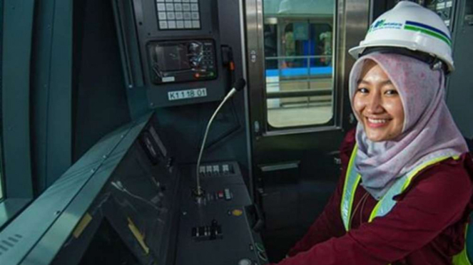 Tiara Alincia masinis wanita MRT Jakarta.