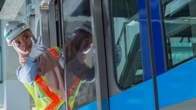 Indri Yulia Erlanita masinis wanita MRT Jakarta.