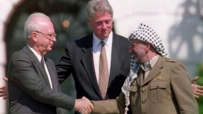 PM Israel Yitzhak Rabin dan Pemimpin Palestina Yasser Arafat serta Presiden AS Bill Clinton gelar pertemuan damai pada 1993 - AFP