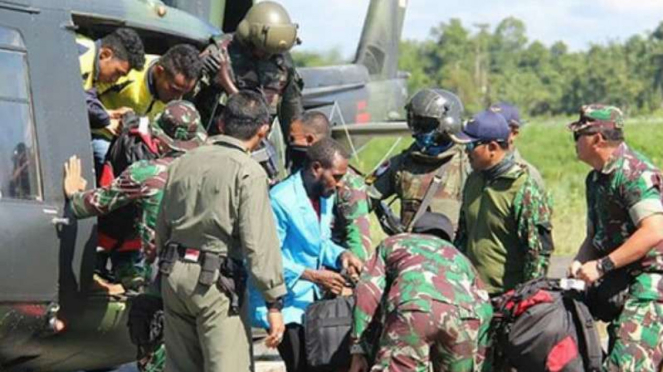 TNI evakuasi warga yang disandera OPM di Papua.