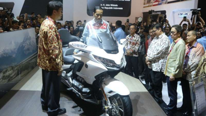 Presiden Jokowi melihat-lihat Honda Gold Wing 2018.