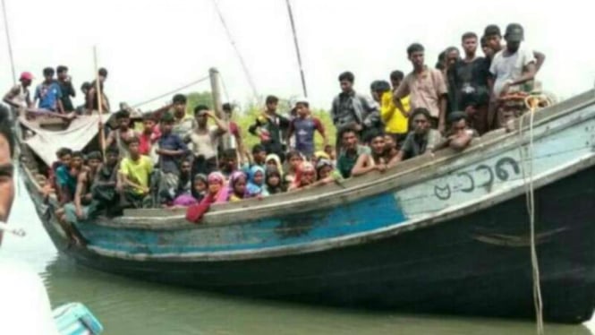 Puluhan pengungsi etnis muslim Rohingya terdampar di Pantai Kuala Raja, Kabupaten Bireuen, Aceh, pada Jumat, 20 April 2018.