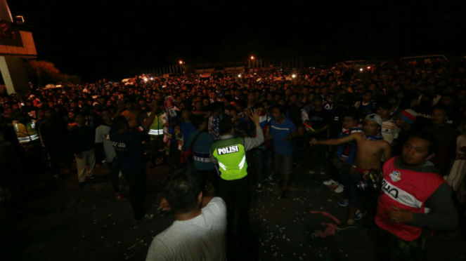 Polisi saat menghalau Aremania di Stadion Kanjuruhan