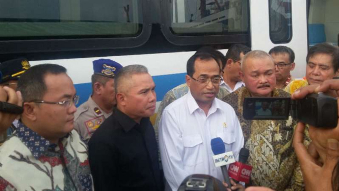 Menteri Perhubungan Budi Karya Sumadi saat serah-terima dua unit trainset LRT di Pelabuhan Boom Baru Palembang, Sumatra Selatan, pada Jumat, 20 April 2018.
