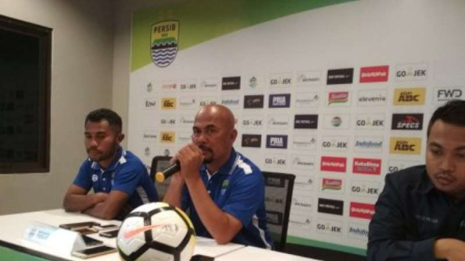 Asisten Pelatih Persib, Herrie Setyawan, saat jumpa pers jelang lawan Borneo FC.