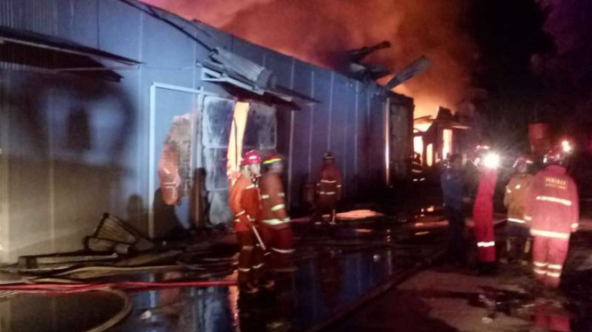 Kebakaran dahsyat melanda pabrik payung di kawasan Sukmajaya, Depok, Jawa Barat, pada Jumat malam, 20 April 2018. Api diduga berasal dari bagian gudang pabrik.